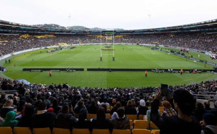 Nueva Zelanda cientos de personas asistieron a un estadio sin mascarillas