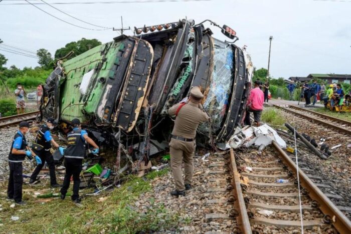 Autoridades de Tailandia indicaron que esta colisión se produjo aparentemente porque el conductor del autobús no distinguió el tren.
