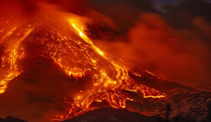 Volcán Etna hace erupción 