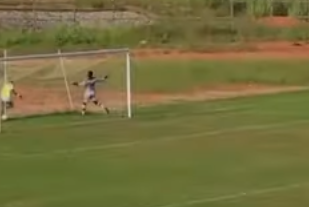 Futbolista marca golazo con un disparo desde medio campo (VIDEO)