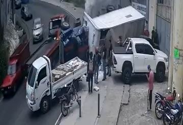 Camión vuelca y casi arrolla a varias personas en Villa Nueva (VIDEO) 