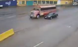 Bus provoca fuerte accidente de vehículo en Chimaltenango 