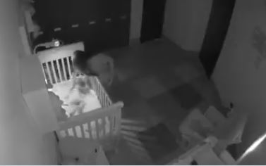 Niñera fue captada maltratando y golpeando a un bebé (VIDEO)