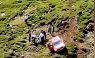 Familia intentan huir de auto cuando cae a barranco 