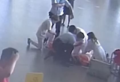 Anciana se desmaya en un aeropuerto y la reacción de un policía se vuelve viral 