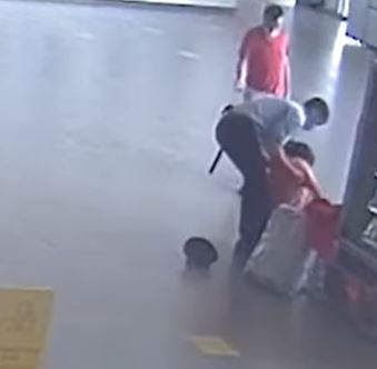 Anciana se desmaya en un aeropuerto y la reacción de un policía se vuelve viral 