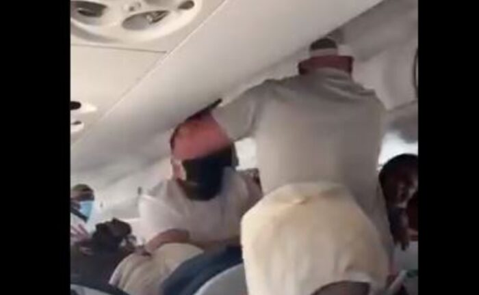 Video muestra riña de pasajeros en avión por un ‘asiento reclinable’