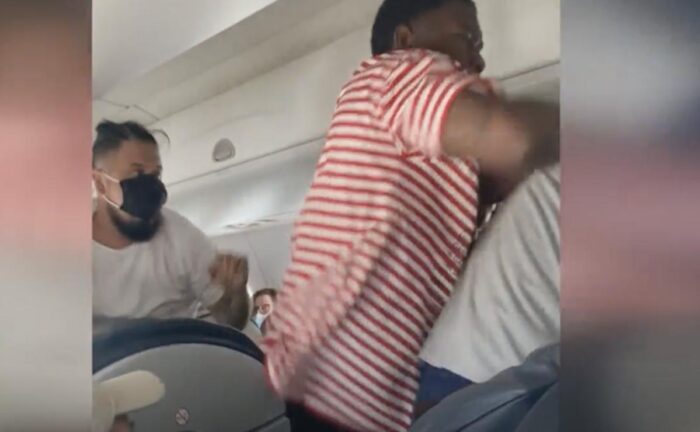 Video muestra riña de pasajeros en avión por un ‘asiento reclinable’