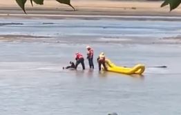 Pensaron que estaba muerto, pero solo dormía en el río (VIDEO) 