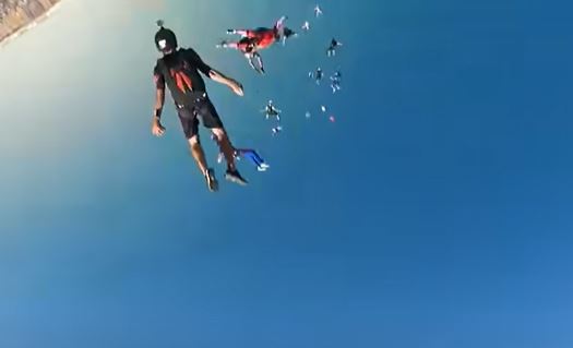 Se le enreda el paracaídas principal en pleno salto (VIDEO)