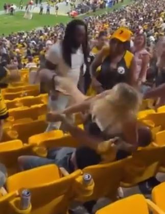 Brutal pelea entre hombre y mujer en estadio se vuelve viral (VIDEO) 