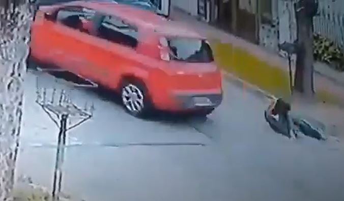 Ladrón atropella a hombre con el auto que segundos antes le robó 