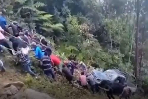 Vecinos se unen para el rescate de picop desde barraco en Quetzaltenango  