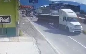VIDEO: Motorista se salvó de morir atropellado por un tráiler 
