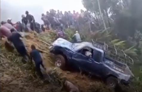 Vecinos se unen para sacar un picop desde barranco en Quetzaltenango 