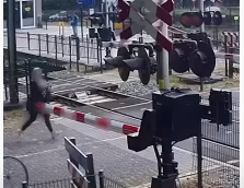 Momento en que mujer casi es atropellada por un tren