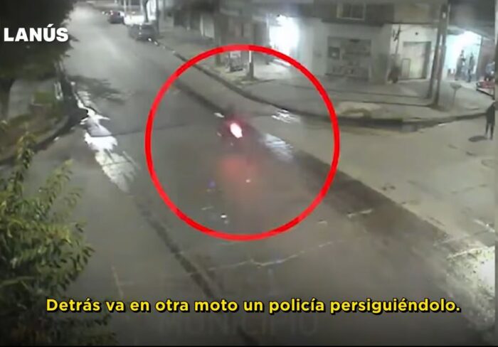 Hombre roba una motocicleta, pero mientras huye choca (VIDEO) 