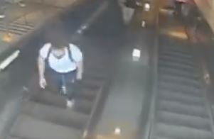 Cae por la escalera mecánica tras ser golpeada  por un hombre (VIDEO) 