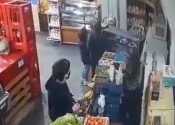 ¡Insólito! Mujer es captada  enseñándole a su hija a robar 