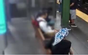 Empujan a una mujer a las vías justo cuando el tren pasaba (VIDEO) 