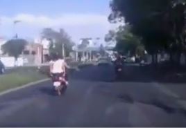 Dos mujeres en motocicleta chocan en un puente y caen al vacío (VIDEO) 