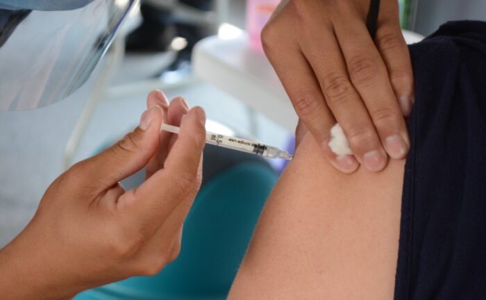 En diciembre iniciará la aplicación de tercera dosis de vacuna contra Covid-19  - Chapin TV