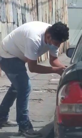 Conductor capta en video a hombre robando un vehículo en zona 1 