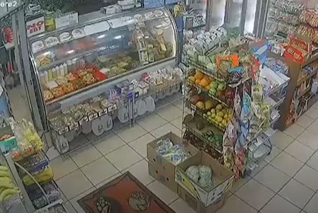 Impactante ataque: Hombre lanza cócteles molotov a una tienda 