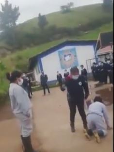 Profesora golpea a sus alumnos mientras ellos se arrodillan (VIDEO)