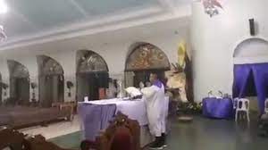 Viral: el sacerdote que no paró la misa ni siquiera por un tifón