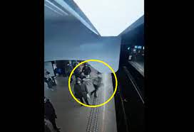 En el Metro de Bruselas hombre lanzó a una mujer a la vía