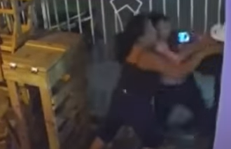 Impactante video: Madre e hija se enfrentan a ladrón que les disparó 