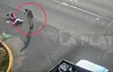VIDEO: Persiguió a los hombres que le acababan de robar la moto y les disparó  