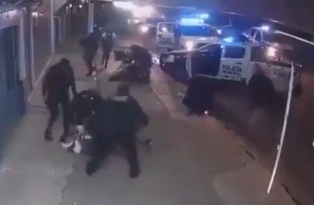 Policías atropellan a ladrones que huían en una moto (VIDEO) 