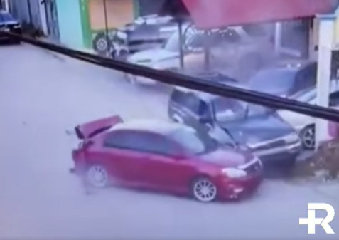 Captan cómo camioneta choca contra otros autos en Huehuetenango 