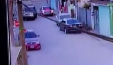 Captan cómo camioneta choca contra otros autos en Huehuetenango 