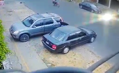 Captan momento en que hombres roban en un vehículo en Mixco 