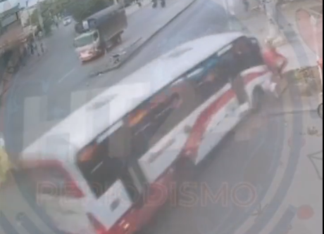Impactante video: Bus arrolla bicitaxis y cuatro personas mueren  