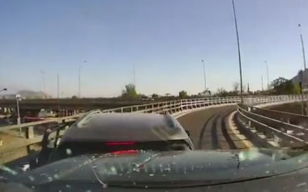 Conductor frustra asalto impactando su vehículo contra los ladrones 