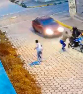 Conductores atropellan a delincuentes para frustrar robos (VIDEO) 