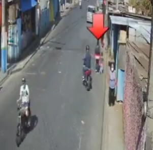 Hombre le pide a su familia bajarse de la moto para ir a asaltar 