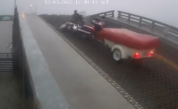 Motorista se salvó de caer al vacío cuando cruzaba un puente levadizo