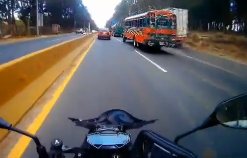 Piloto de bus casi atropella a un motorista y todo queda captado en video 