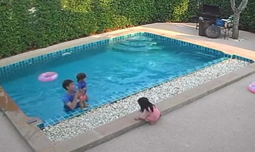 Niña cae a piscina y su hermana de 3 años hace algo impresionante 