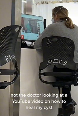 Joven capta a su médico viendo un tutorial en YouTube para curarla 