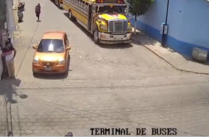 Conductor de camión embiste a vehículo y se da a la fuga 
