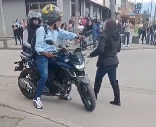 Descubre a su esposo transportando a la amante en la moto que ella le compró 