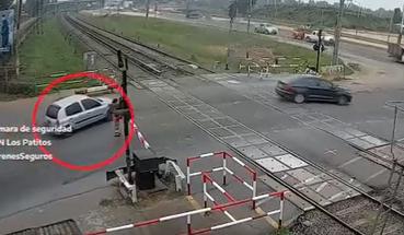 Momento en que tren embiste un vehículo (VIDEO)