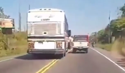 Motorista estuvo a punto de ser atropellado por bus que rebasaba 