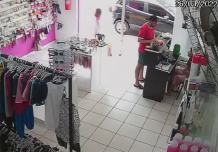 Captan en video un inusual ladrón de peluches y el caso se vuelve  viral 